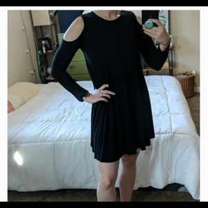 Black & flowy dress Long sleeve shoulder cut-outs
